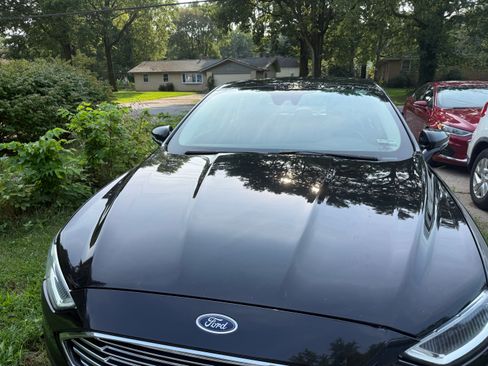 Used 2018 Ford Fusion SE w/ Fusion SE Technology Package AWD/4WD image 2