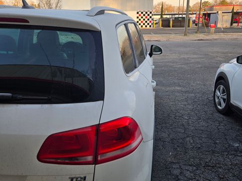 Used 2014 Volkswagen Touareg TDI image 8