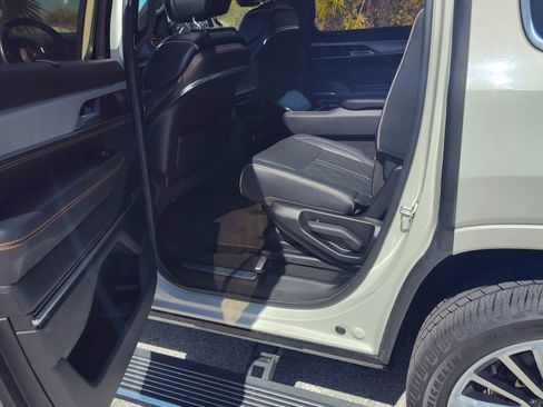 Used 2022 Jeep Grand Wagoneer Series III image 15