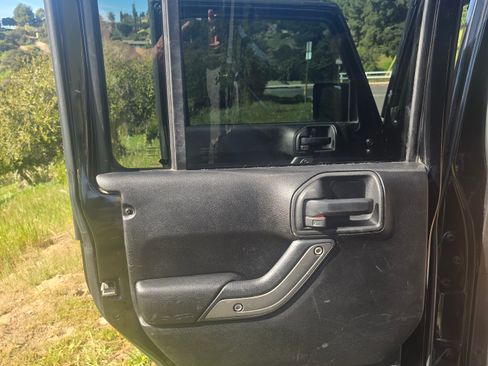 Used 2013 Jeep Wrangler Unlimited Sahara image 23