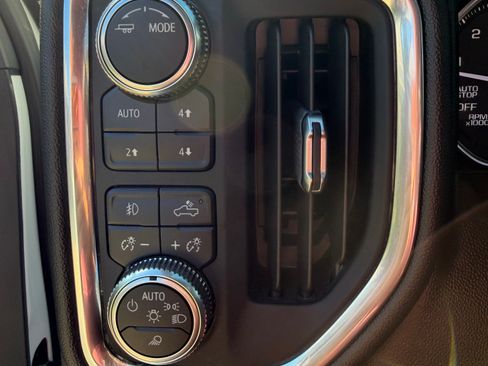 Used 2021 GMC Sierra 1500 SLT w/ SLT Premium Plus Package AWD/4WD image 18