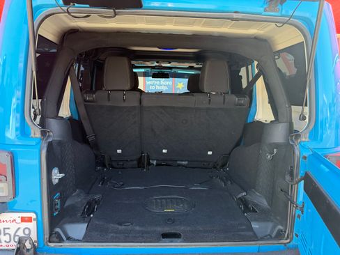 Used 2017 Jeep Wrangler Unlimited Rubicon w/ Connectivity Group AWD/4WD image 12