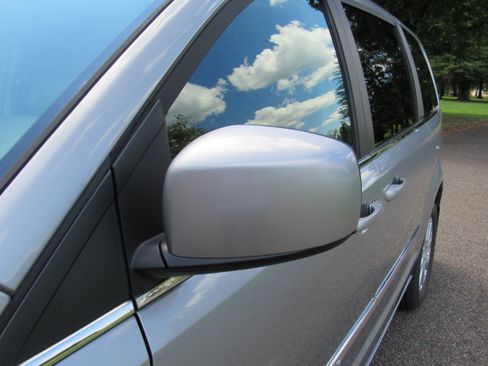 Used 2016 Chrysler Town & Country Touring FWD image 15