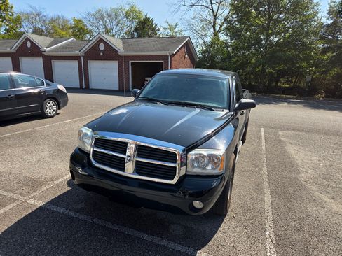 Used 2005 Dodge Dakota SLT image 2