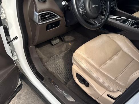 Used 2017 Jaguar F-PACE Prestige image 11