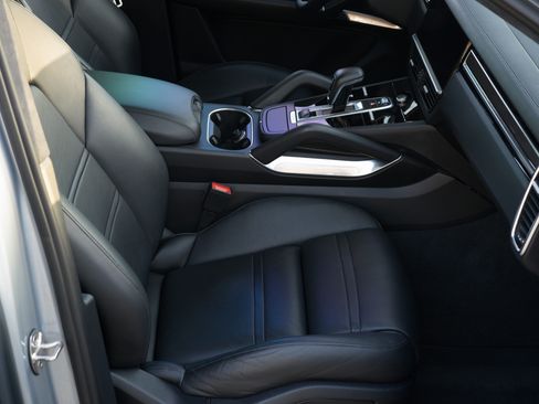 Used 2020 Porsche Cayenne Turbo image 8