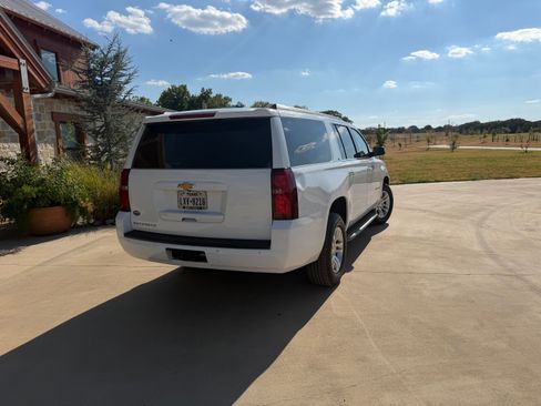 Used 2018 Chevrolet Suburban LT RWD image 9