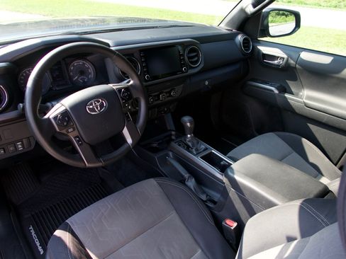 Used 2020 Toyota Tacoma TRD Off-Road AWD/4WD image 27