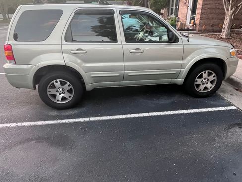 Used 2005 Ford Escape Limited image 2
