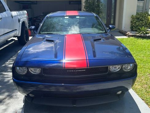 Used 2013 Dodge Challenger SXT RWD image 2