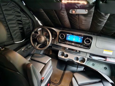 Used 2023 Mercedes-Benz Sprinter 2500 image 14