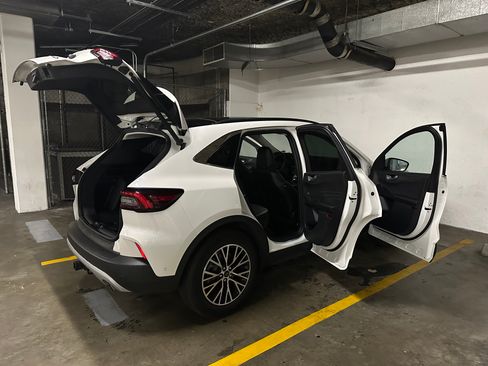 Used 2024 Ford Escape SE w/ PHEV Premium Package image 9