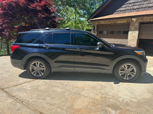 Used 2021 Ford Explorer XLT w/ Equipment Group 202A RWD image 6