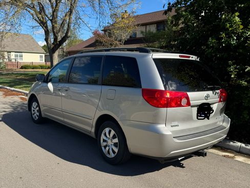 Used 2010 Toyota Sienna LE image 5
