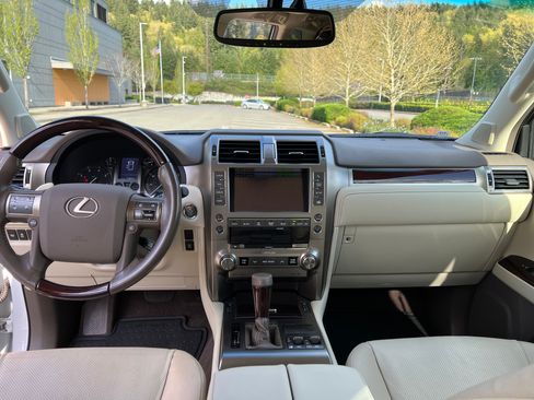 Used 2016 Lexus GX 460 w/ Premium Package image 21