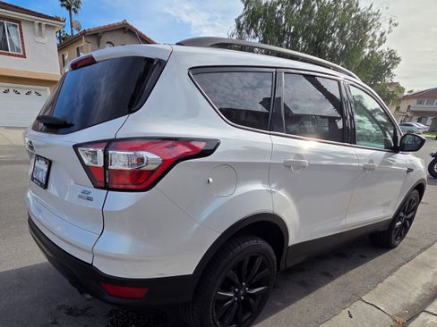 Used 2018 Ford Escape SE w/ SE Sport Appearance Package image 10