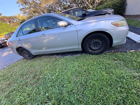 Used 2010 Toyota Camry LE image 1