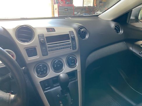 Used 2009 Pontiac Vibe w/ Preferred Package FWD image 10