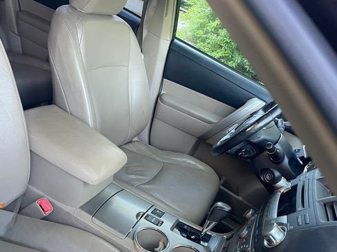 Used 2011 Toyota Highlander SE image 8