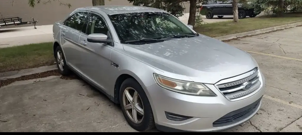 Used 2010 Ford Taurus SEL FWD image 4