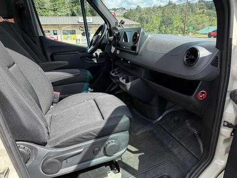 Used 2019 Freightliner Sprinter 144 RWD image 8