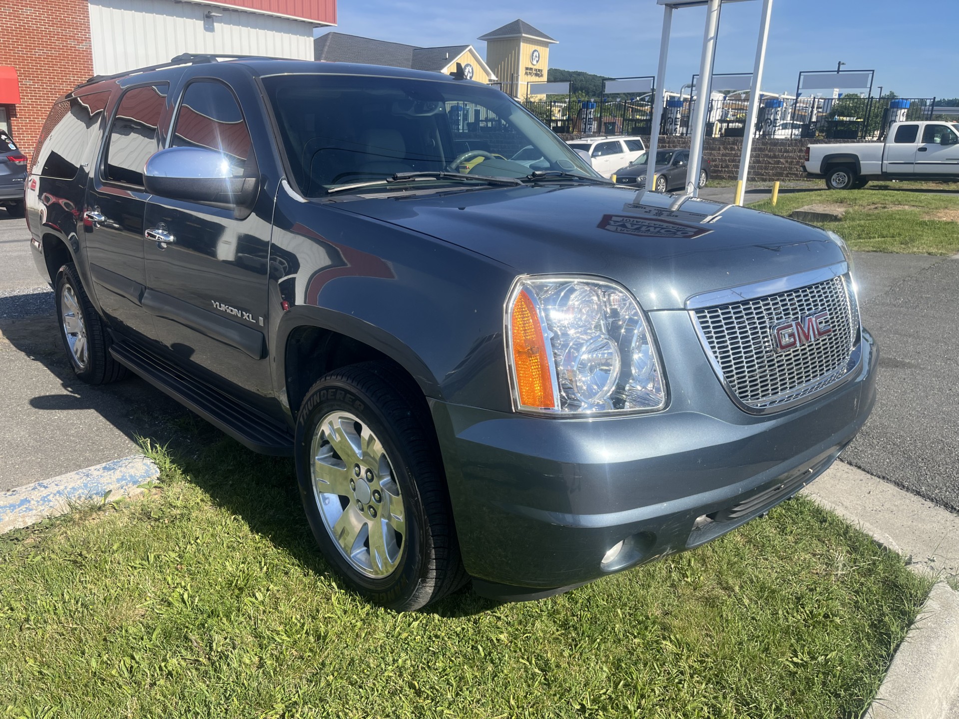 Used 2008 GMC Yukon XL SLT w/ SLT Preferred Equipment Group AWD/4WD image 2
