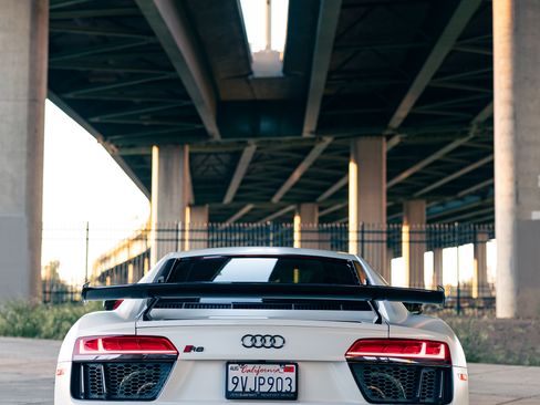 Used 2018 Audi R8 V10 w/ Premium Package RWD image 6