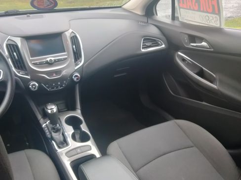 Used 2017 Chevrolet Cruze LT image 10