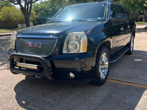 Used 2011 GMC Yukon XL Denali image 2
