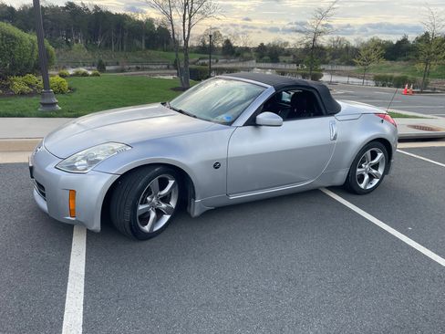 Used 2006 Nissan 350Z Enthusiast w/ (S02) Side Air Bags Pkg image 8