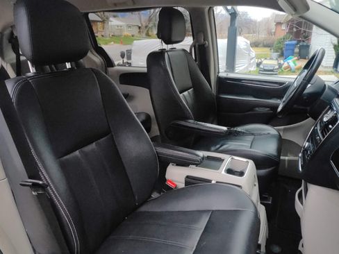 Used 2014 Chrysler Town & Country Touring image 16