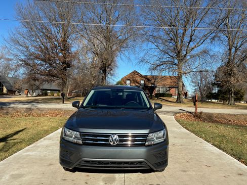 Used 2021 Volkswagen Tiguan SE w/ Panoramic Sunroof Package image 2