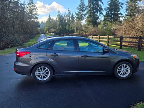 Used 2017 Ford Focus SE image 6