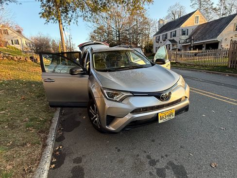 Used 2017 Toyota RAV4 LE image 10