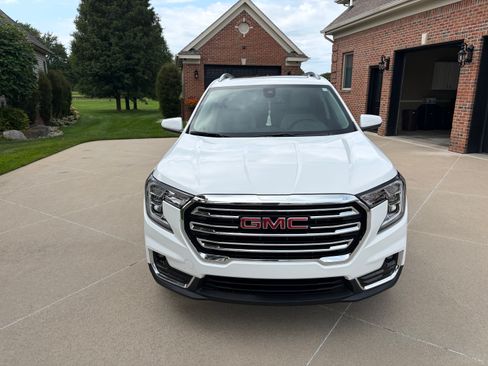 Used 2024 GMC Terrain SLT w/ LPO, Floor Liner Package FWD image 2