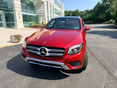 Used 2018 Mercedes-Benz GLC 300 4MATIC image 4