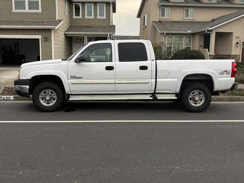 Used 2005 Chevrolet Silverado 2500 LT w/ Heavy-Duty Power Package AWD/4WD image 4