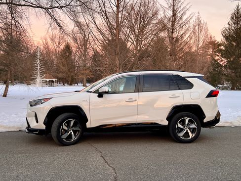 Used 2021 Toyota RAV4 SE w/ Weather & Moonroof Package image 4