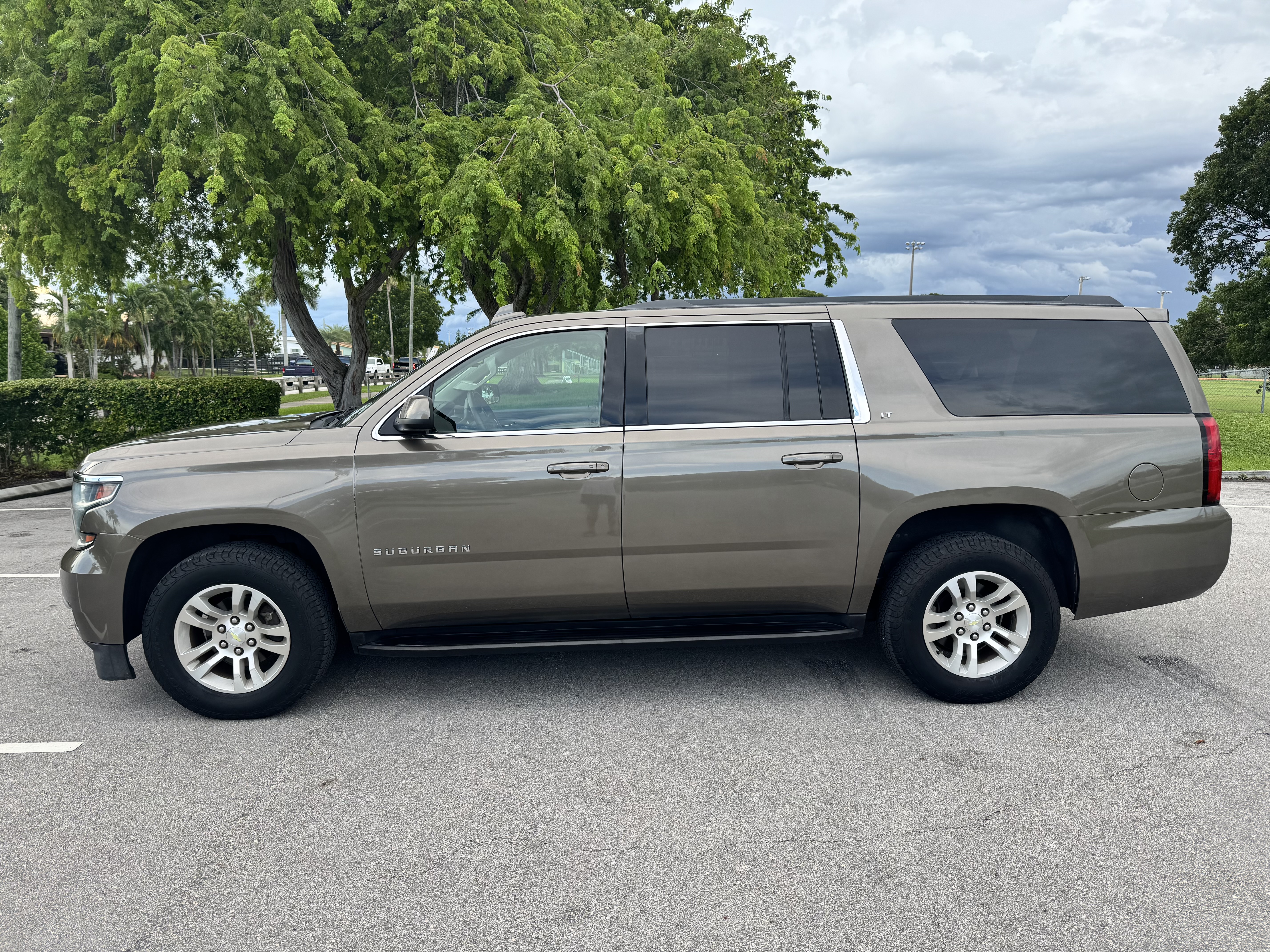 Used 2016 Chevrolet Suburban LT RWD image 1