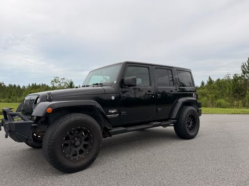 Used 2014 Jeep Wrangler Unlimited Sahara w/ Connectivity Group AWD/4WD image 6