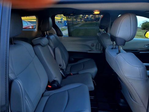 Used 2021 Toyota Sienna XLE image 1