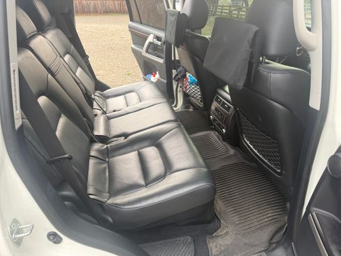 Used 2017 Toyota Land Cruiser image 14
