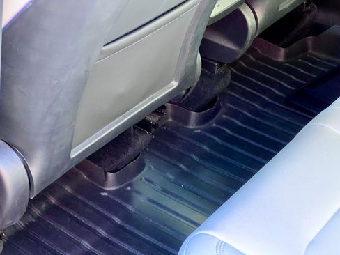 Used 2022 Tesla Model Y Long Range image 11