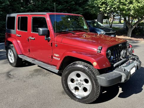 Used 2013 Jeep Wrangler Unlimited Sahara w/ Dual Top Group AWD/4WD image 2