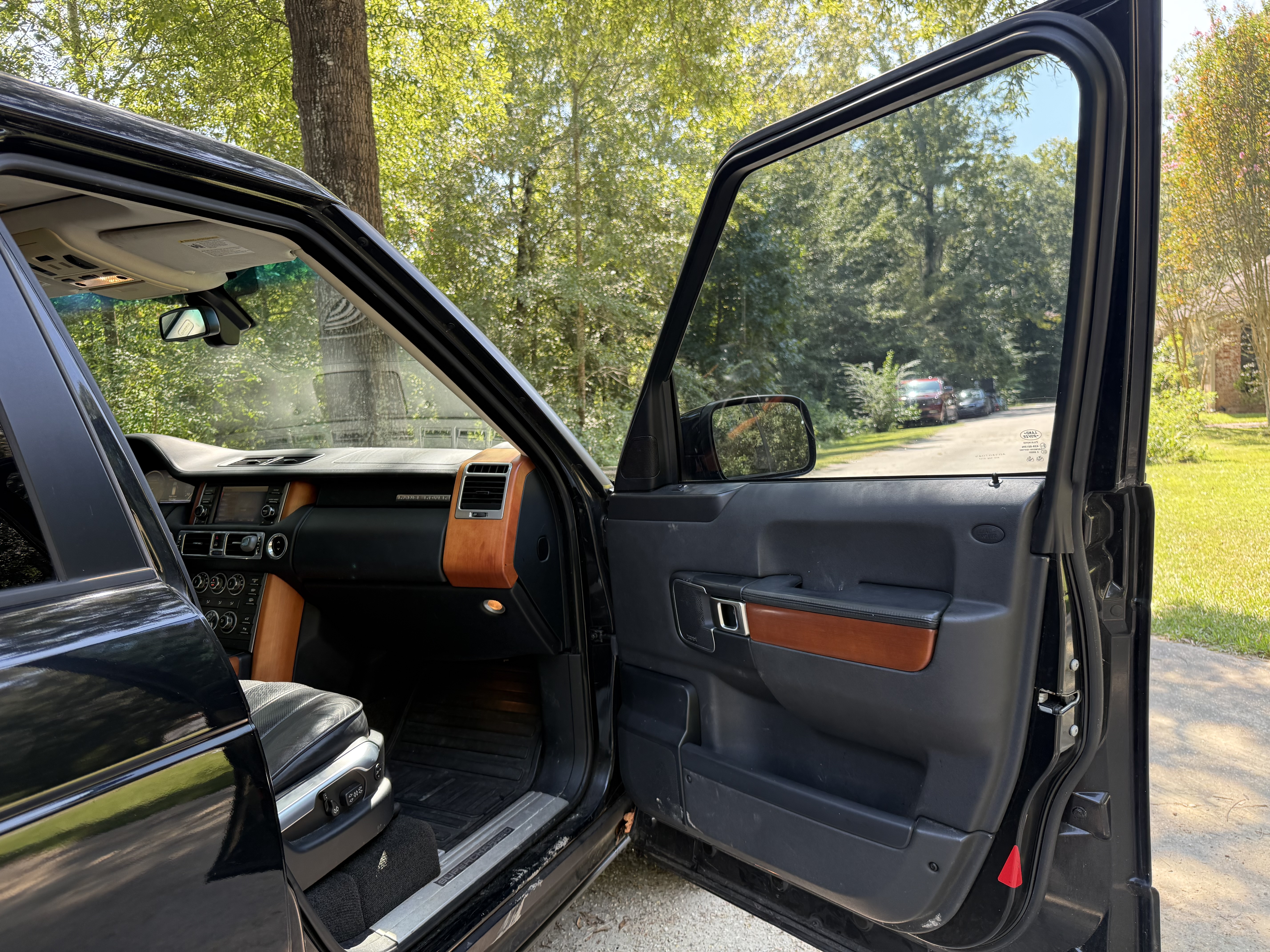 Used 2010 Land Rover Range Rover Supercharged AWD/4WD image 5