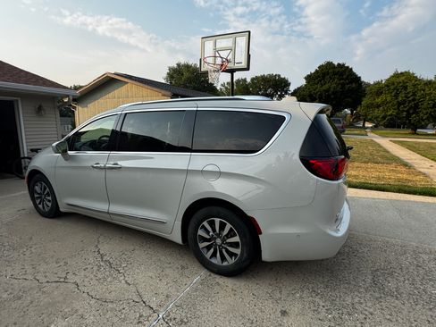 Used 2020 Chrysler Pacifica Touring-L Plus w/ Advanced Safetytec Group FWD image 2