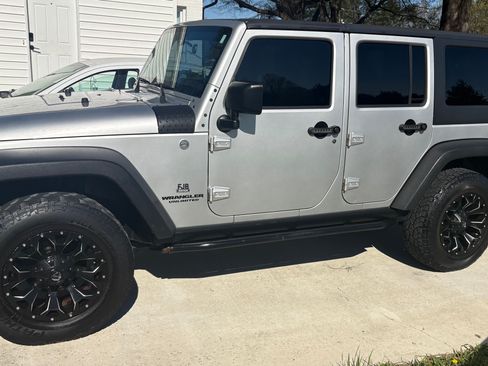 Used 2011 Jeep Wrangler Unlimited Rubicon w/ Connectivity Group AWD/4WD image 1