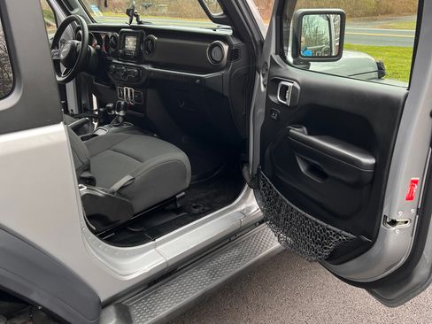 Used 2018 Jeep Wrangler Sport image 11