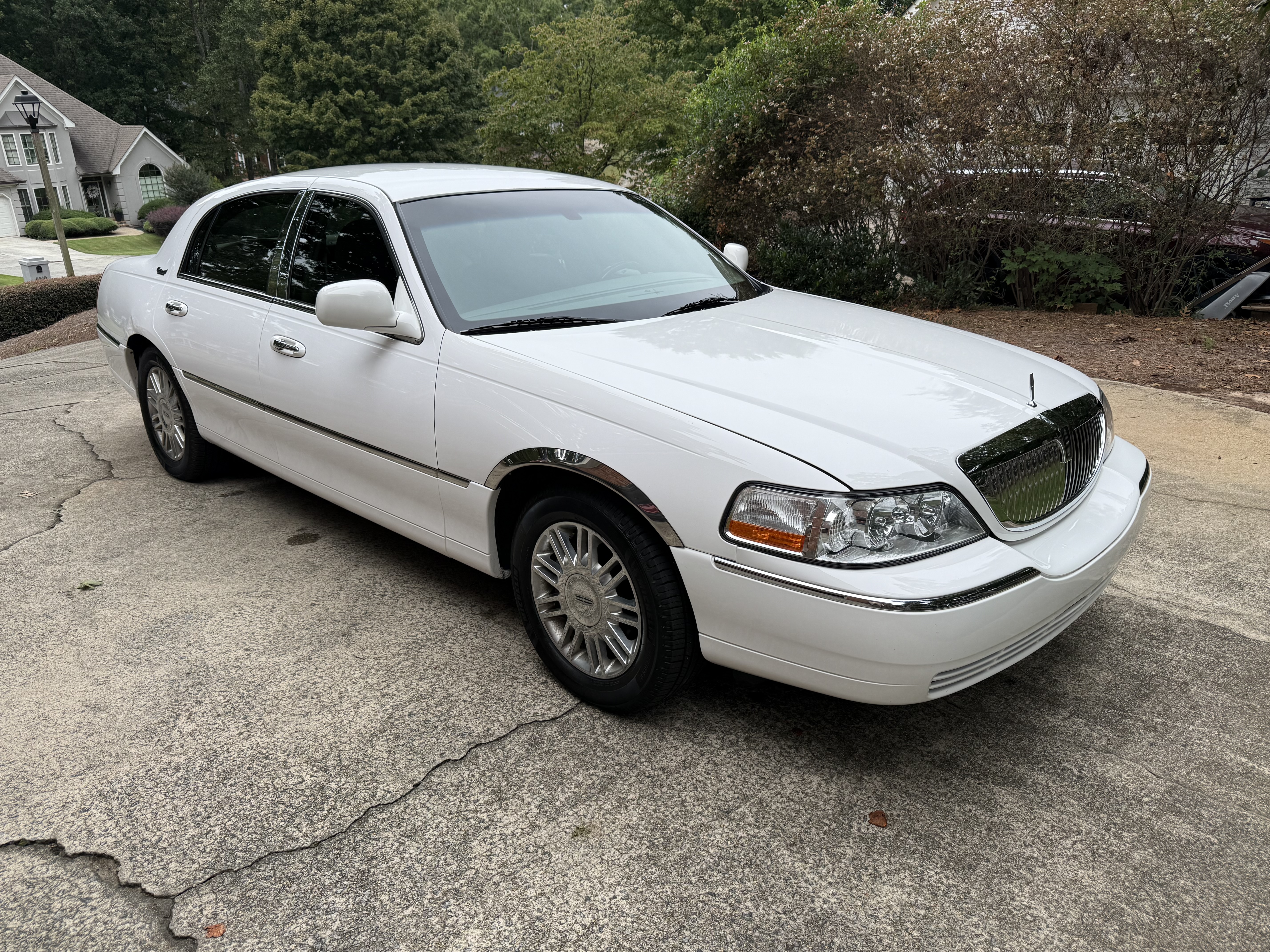 Used 2010 Lincoln Town Car Signature Limited RWD image 1