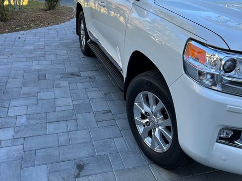 Used 2018 Toyota Land Cruiser image 5